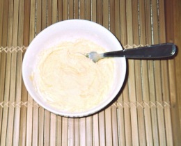 mélanger le sucre, le beurre mou, les jaunes d'oeufs et la farine de riz